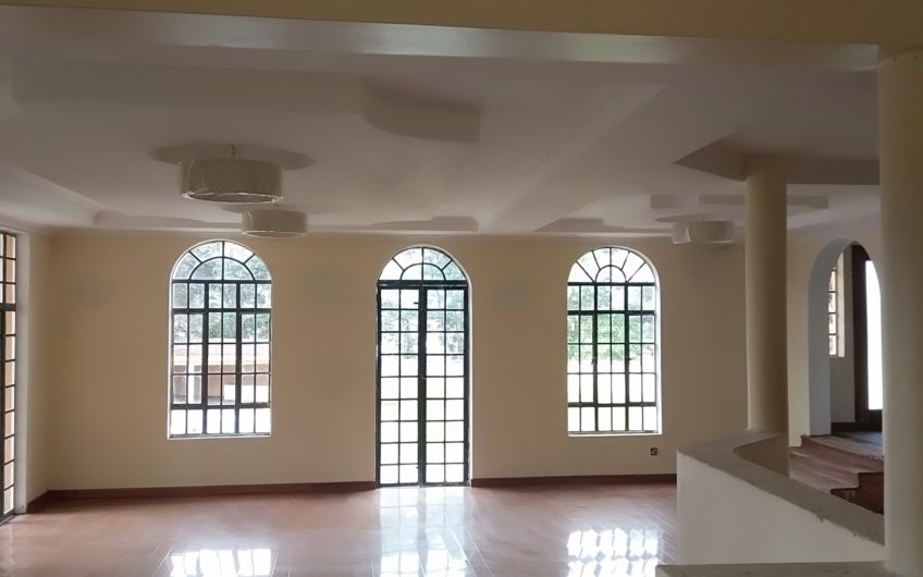 This 5bedroom maison sits on ¼ acre piece of Land. It has a swimming pool, A spacious drive way ,tastefully finished Kitchen.a inhouse bar and a TV room