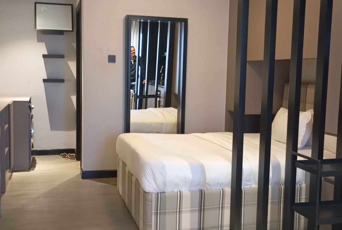 A FURNISHED STUDIO TO LET IN WESTLANDS