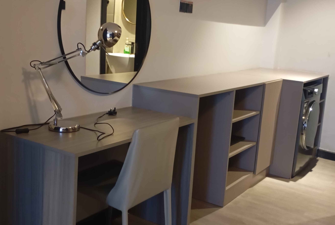 A FURNISHED STUDIO TO LET IN WESTLANDS