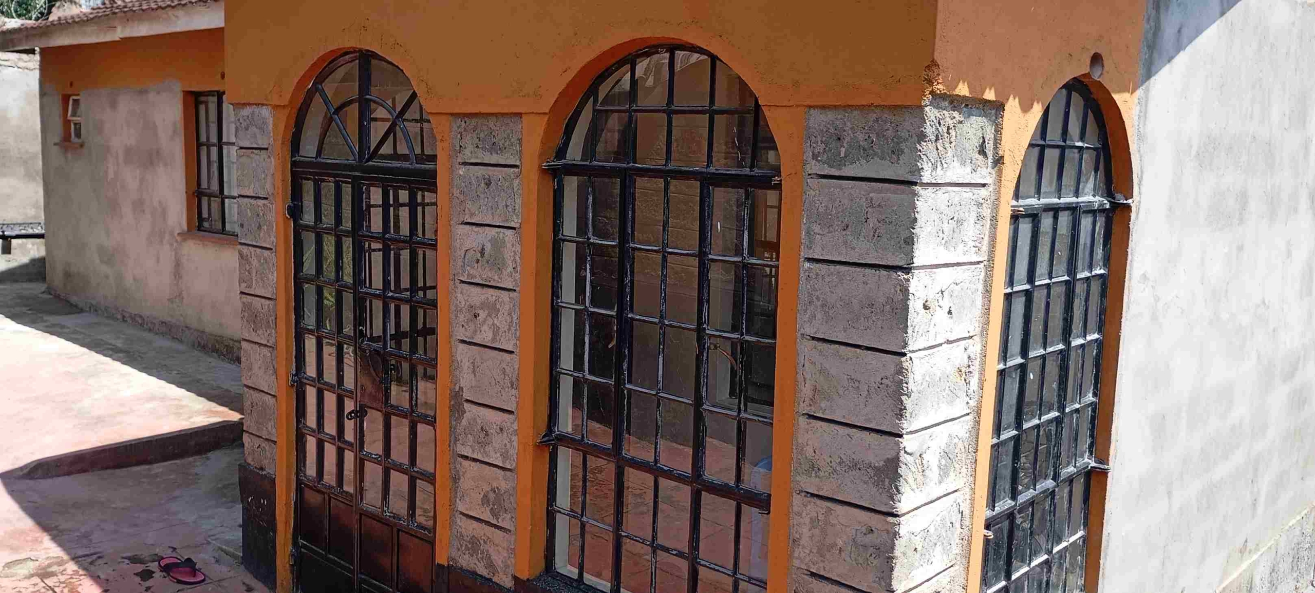 A BUNGALOW(WITH AN EXTENSION OF APARTMENTS) FOR SALE IN ONGATA RONGAI